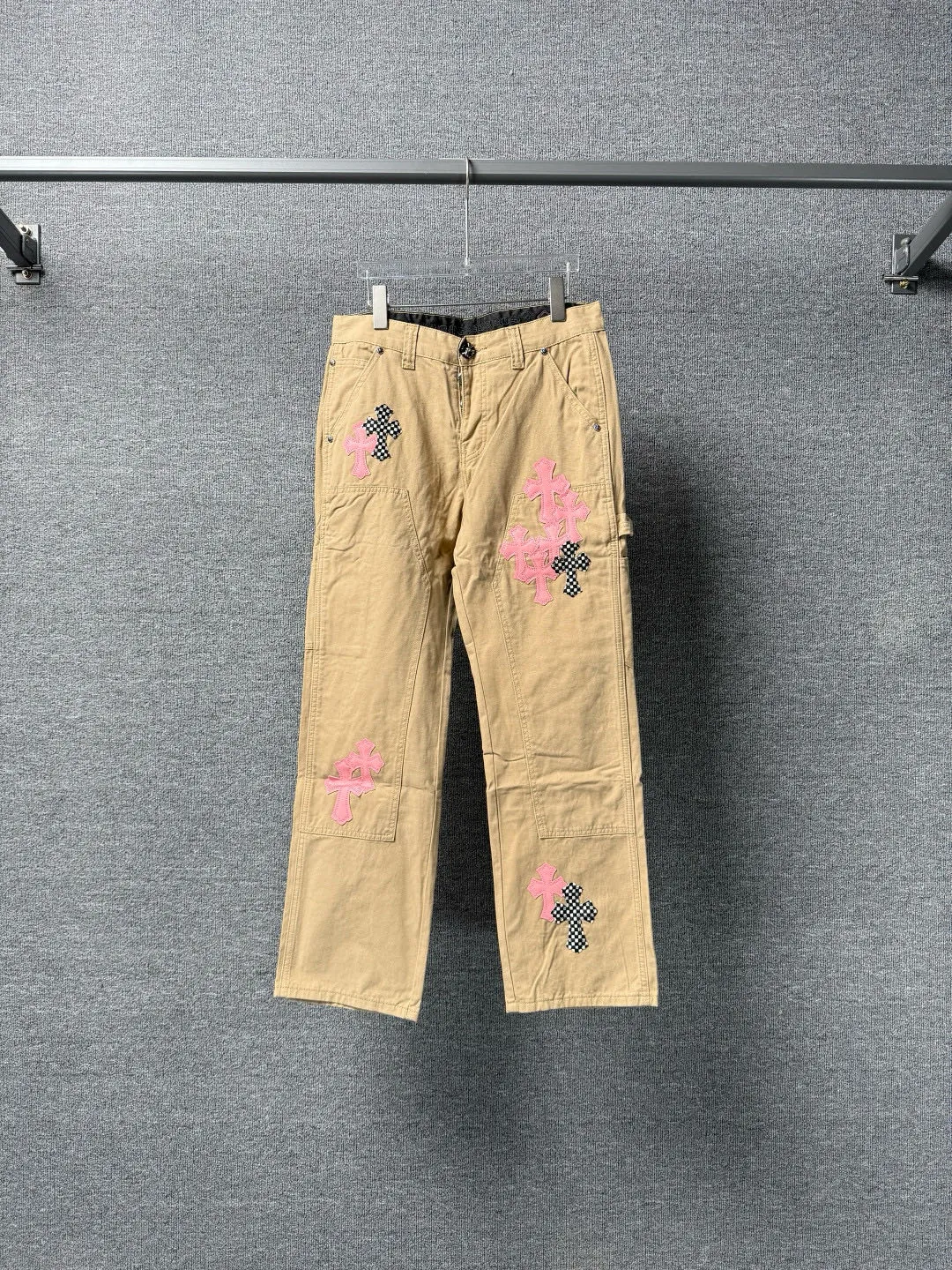 P270 💰 (Top version) Chrome Hearts cherry blossom pink leather logging spliced ​​washed jeans, truly restores the ultimate vintage texture, three-dimensional version, loose and comfortable, not picky about the figure, taller and slimmer, factory precision, original quality control, same style for men and women, can be matched with couples, versatile recommendation, must-have jeans for all seasons, fashionable people have been disappointed. From the quality selection of fabrics, the tailoring of details, and the matching of patterns, they are all impeccable! The upper body is so handsome when worn...it can be easily worn by men, women and children! The craftsmanship is made of heavy-duty washed pure cotton denim fabric. After washing, it is soft and thick and looks very stylish when worn. Color: Khaki Size: 28-30-32-34 (corresponds to S-M-L-XL)